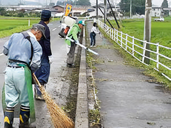 県道の草刈り作業