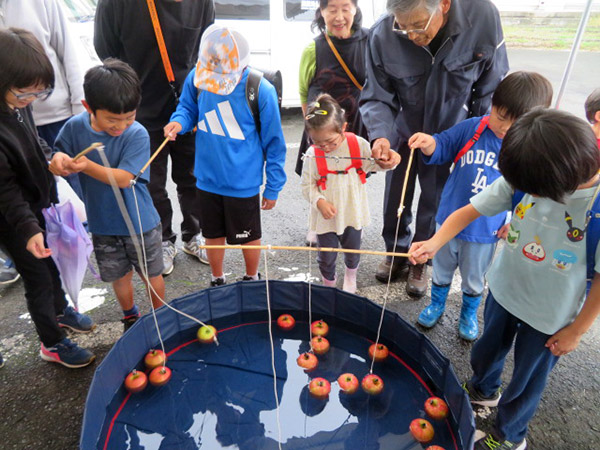 大人気のリンゴ釣りチャレンジ