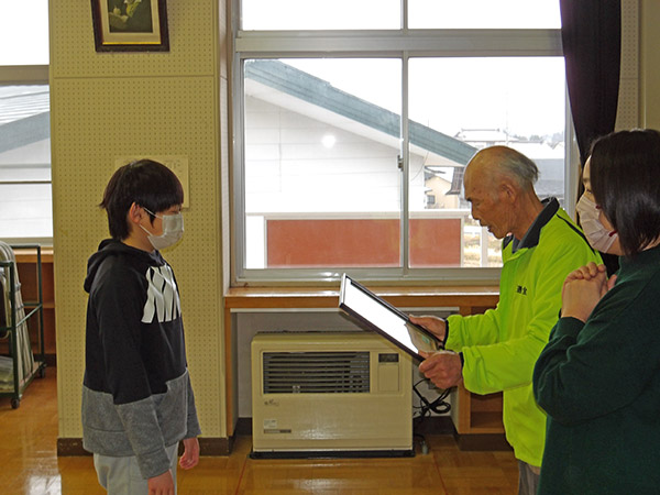 交通安全活動で更木小6年生に感謝状贈呈