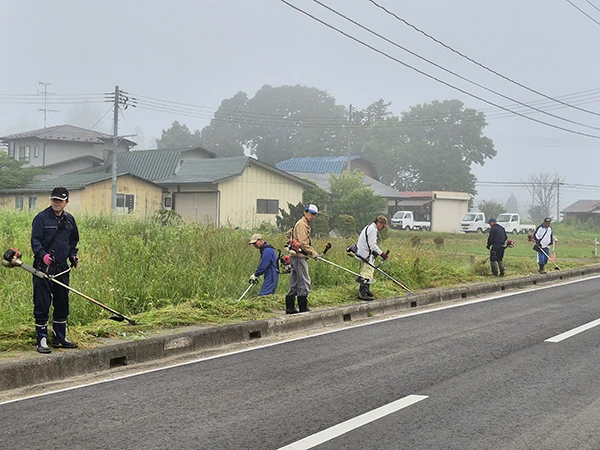 県道草刈り始まる